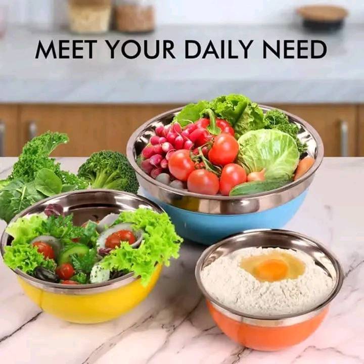  7 Bols en inox  avec couvercles 