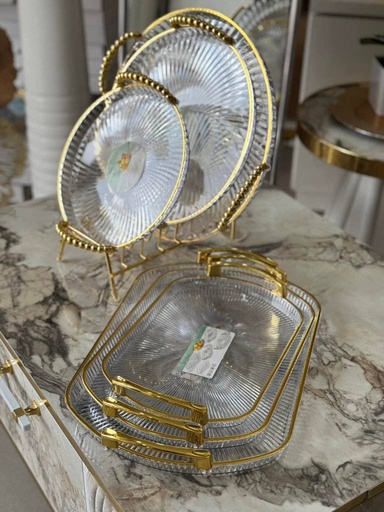 Plateaux transparent avec des mains doré 
